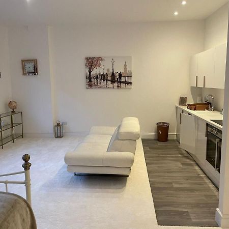 Lovely 1-Bedroom Loft Apartment Above Shop With Free Parking- Long Term Let Available Maldon Esterno foto