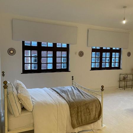 Lovely 1-Bedroom Loft Apartment Above Shop With Free Parking- Long Term Let Available Maldon Esterno foto