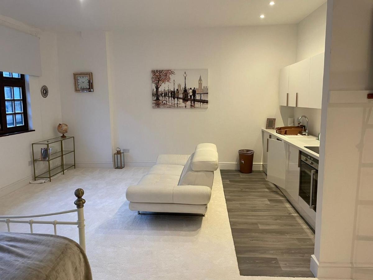 Lovely 1-Bedroom Loft Apartment Above Shop With Free Parking- Long Term Let Available Maldon Esterno foto