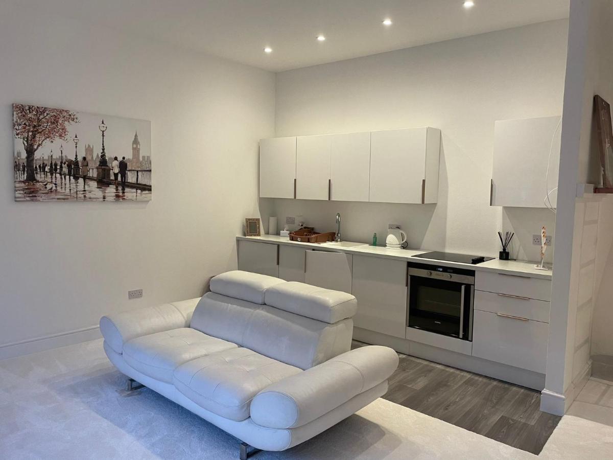 Lovely 1-Bedroom Loft Apartment Above Shop With Free Parking- Long Term Let Available Maldon Esterno foto