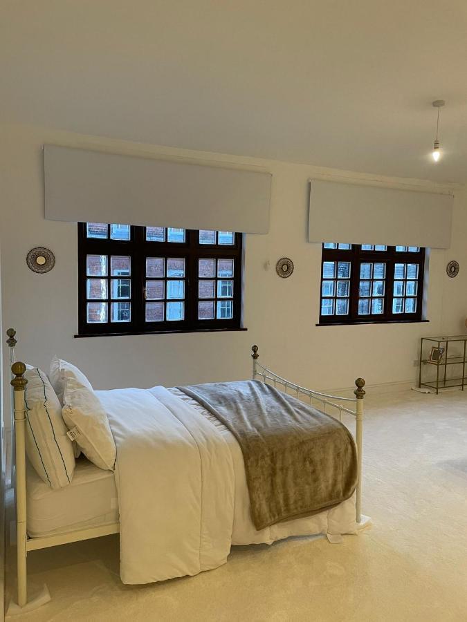 Lovely 1-Bedroom Loft Apartment Above Shop With Free Parking- Long Term Let Available Maldon Esterno foto