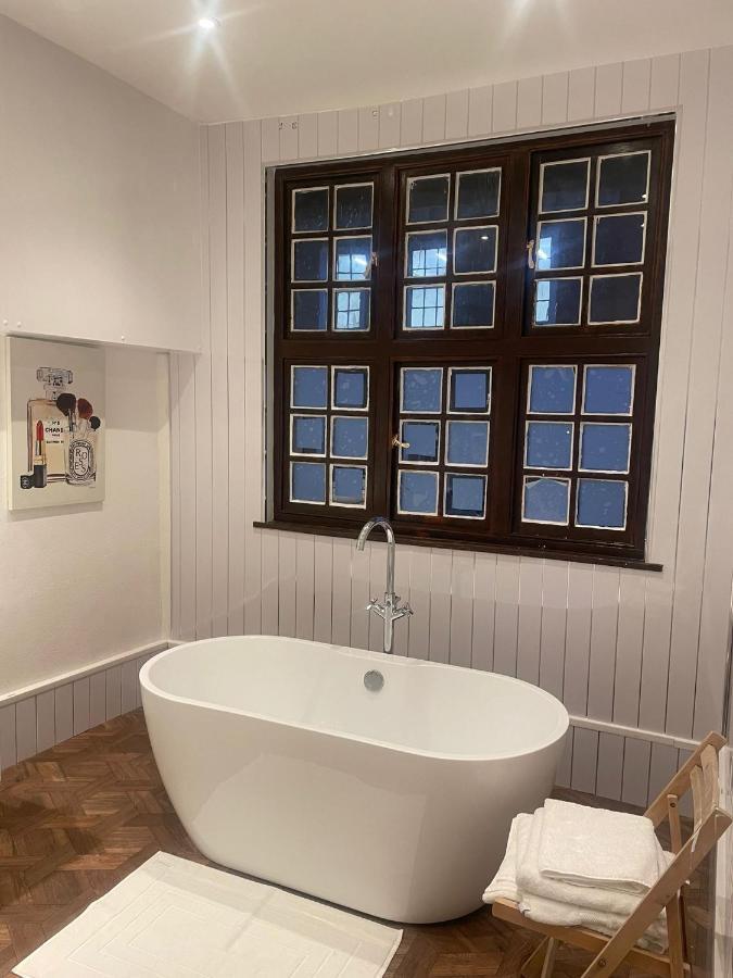 Lovely 1-Bedroom Loft Apartment Above Shop With Free Parking- Long Term Let Available Maldon Esterno foto