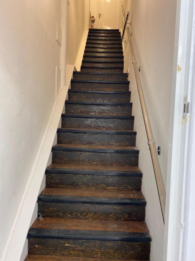 Lovely 1-Bedroom Loft Apartment Above Shop With Free Parking- Long Term Let Available Maldon Esterno foto