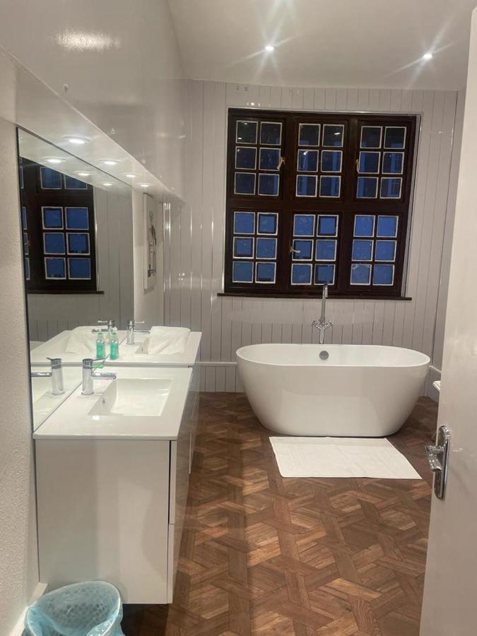 Lovely 1-Bedroom Loft Apartment Above Shop With Free Parking- Long Term Let Available Maldon Esterno foto